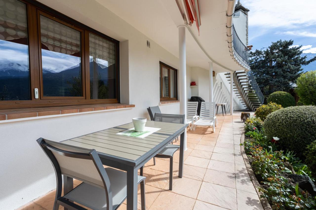 埃姆布能Vue Sur Les Montagnes公寓 外观 照片
